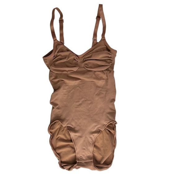 SKIMS Tops Skims Sculpting Bodysuit With Snaps In Sienna Size Sm
